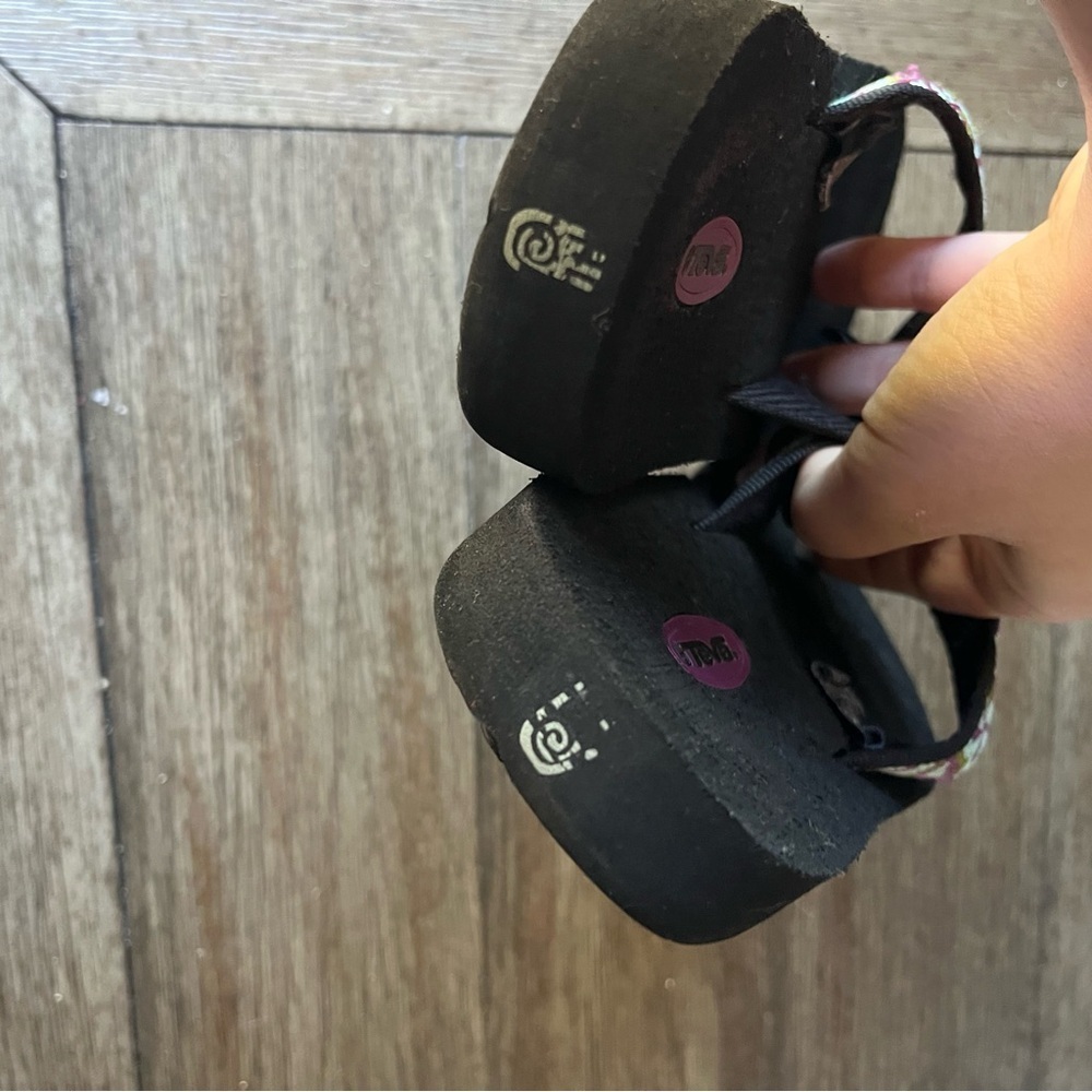Teva floral black flip flops - Picture 7 of 7
